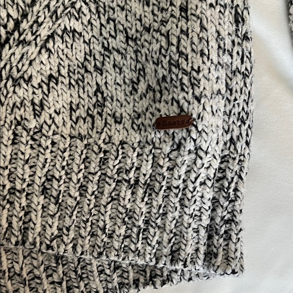 Roots Women's Black and White knit Crewneck Sweater - Picture 5 of 6